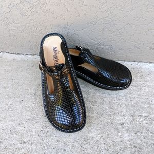 Alegria Score Black Classic Clogs